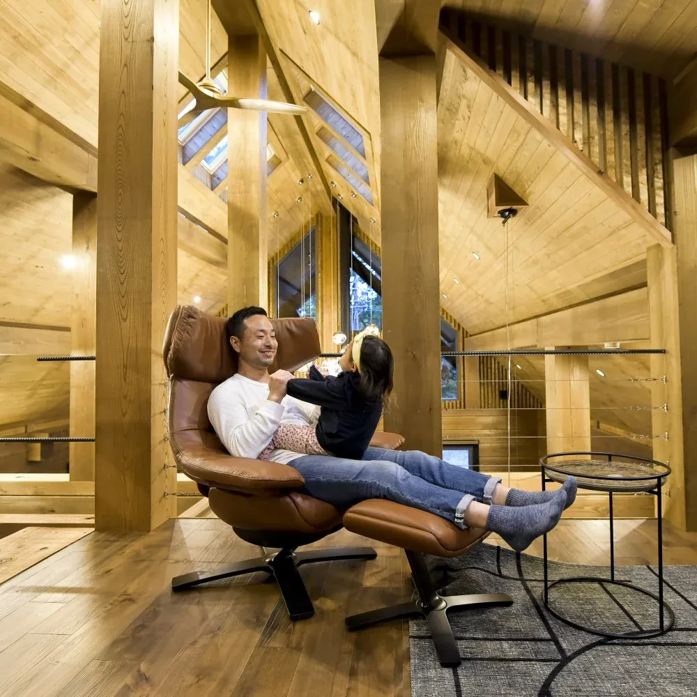 2階の椅子での家族団欒